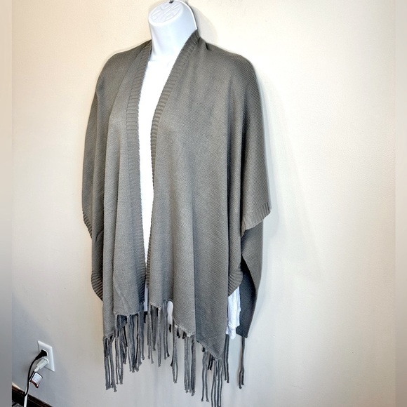 NWT Love Sadie Fringe Wrap Sweater Grey Size Small ✨🆕✨ - Picture 2 of 12